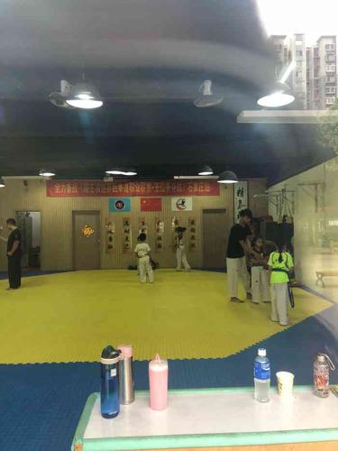 "送小外甥过来上补习班 看了一会 教练教的